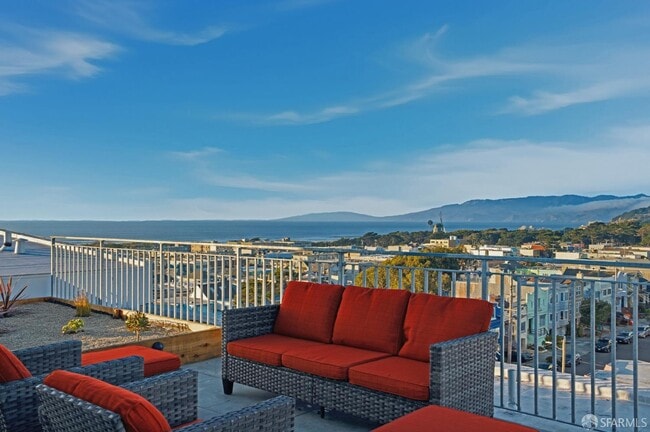 Building Photo - 3945 Judah St