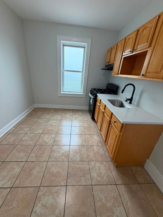Building Photo - 75 75th