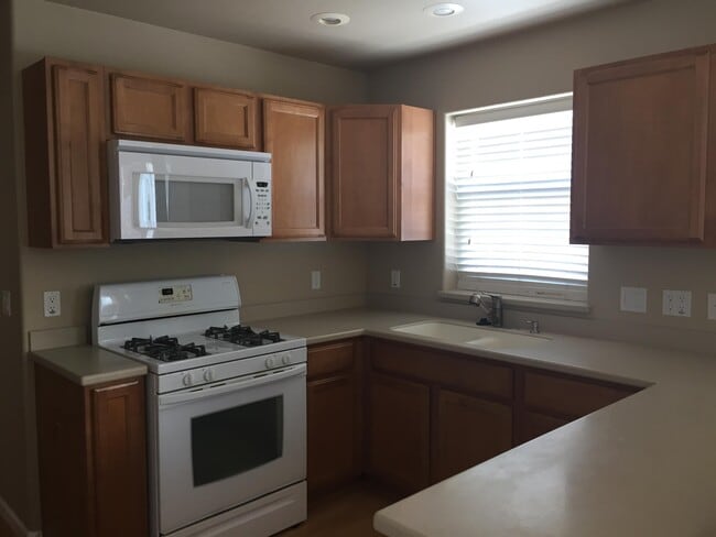 Building Photo - 441 Country Club Ln