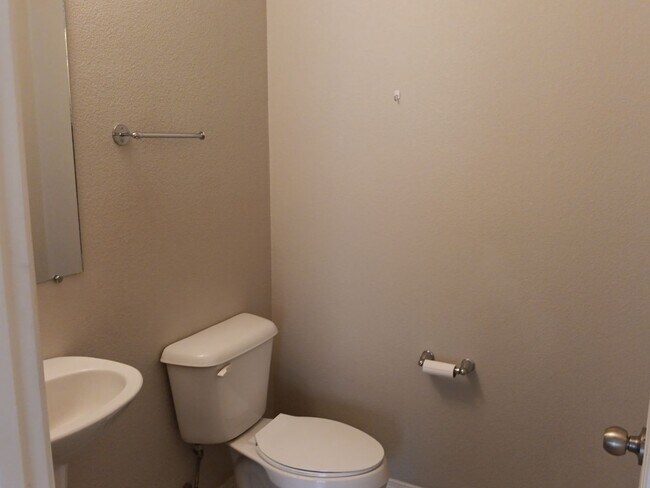 Building Photo - Spacious 3 bedroom, 2.5 bathroom home! Showings available NOW!