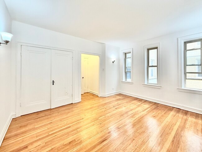 Building Photo - 6304 N Leavitt St