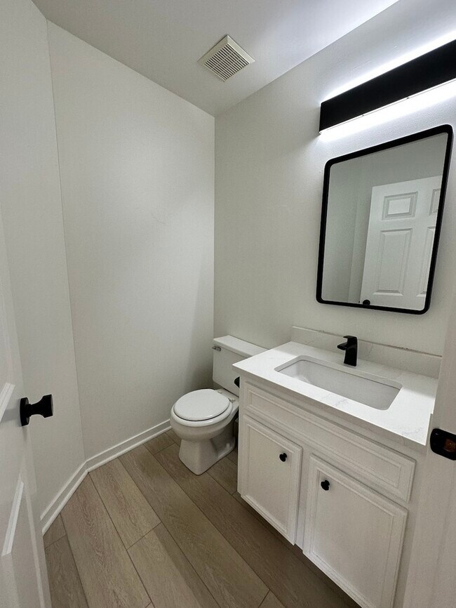 Building Photo - Grandville Condo 3 Bedroom and 2.5 Bathrooms