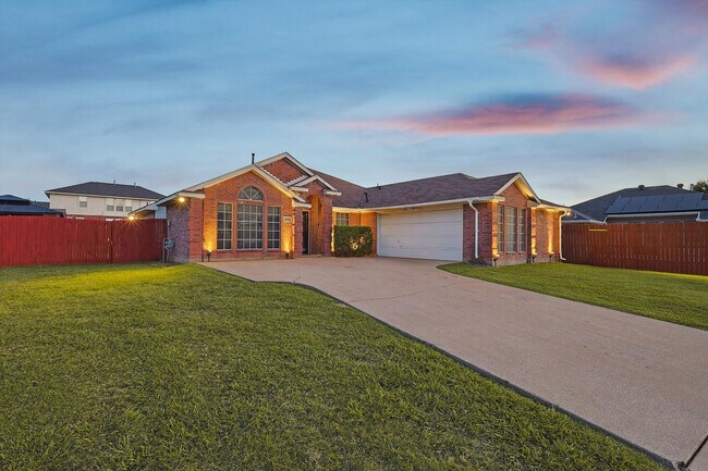 Building Photo - 521 E Robin Ct