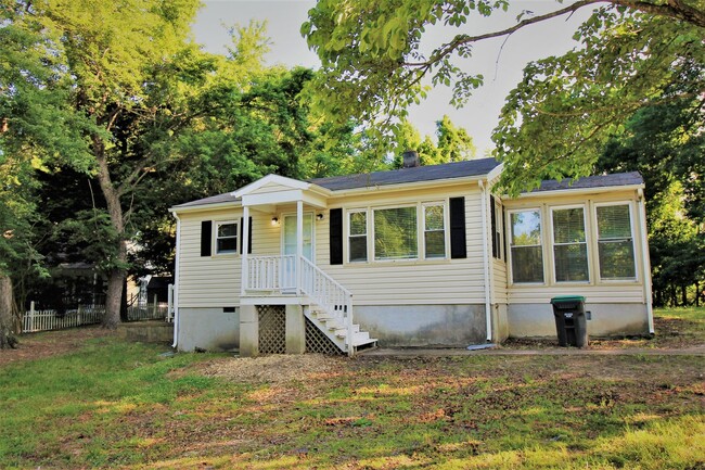 Building Photo - Adorable 2 Bedroom 1 Bath Home