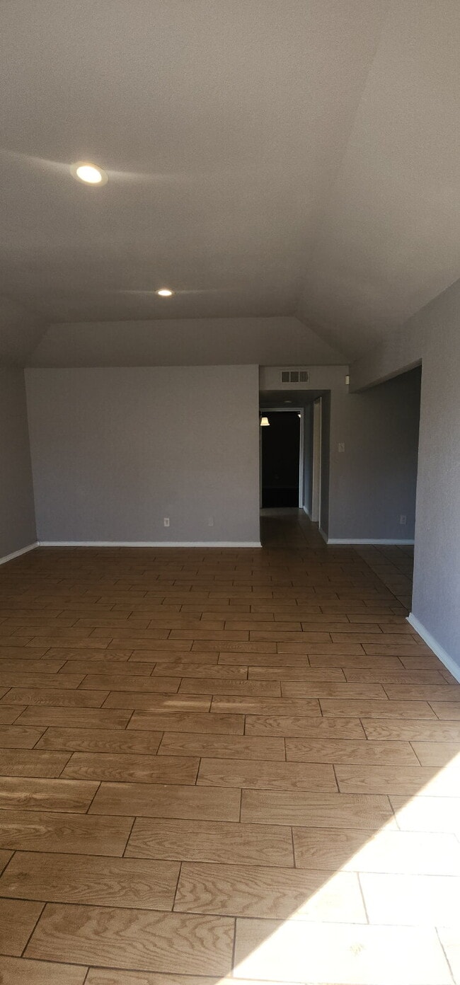 Building Photo - Charming 2 Bed/ 1 Bath Duplex with a Garag...