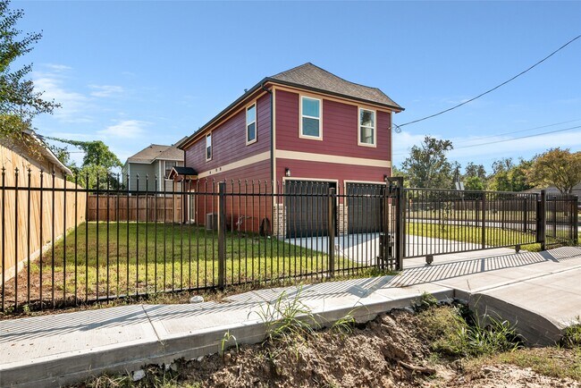 Building Photo - 1206 S Victory Dr