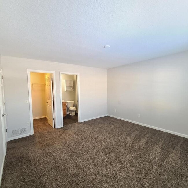 Building Photo - 10192 Greenmoor Dr