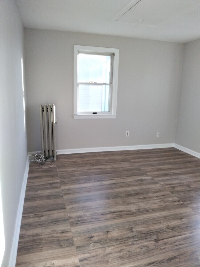 Building Photo - 295 Center St