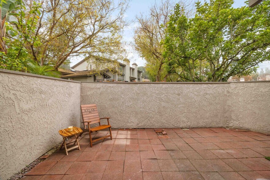 Building Photo - 2 Summerset