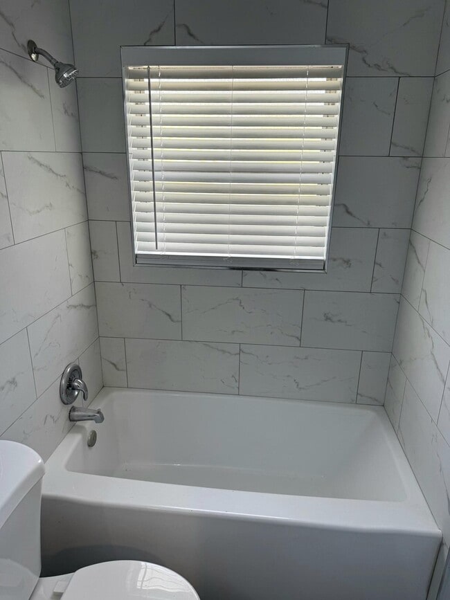 Building Photo - 1564 W 28th St