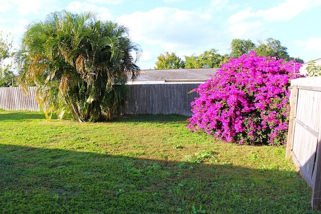 Building Photo - Home in the Goldenrod Area for rent.