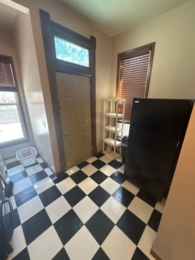 Building Photo - 2 Bedroom In Field Club!!