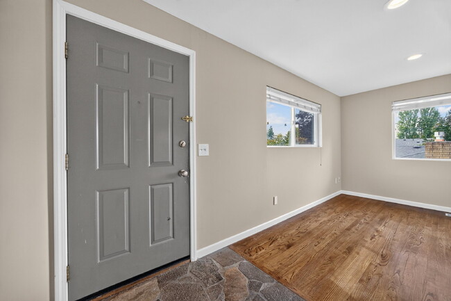 Building Photo - Top floor Duplex in Kent.  4 beds 2 bath with Very large fenced yard and 2 car garage. RENT $3195...