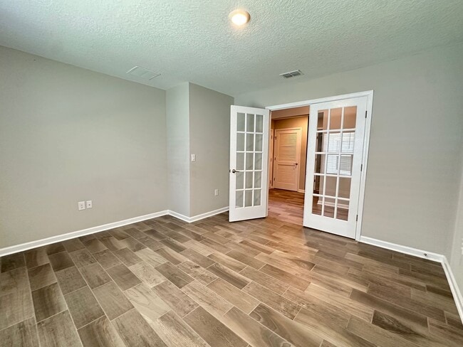 Building Photo - Beautiful 3/2 + Office, Close to Everything!