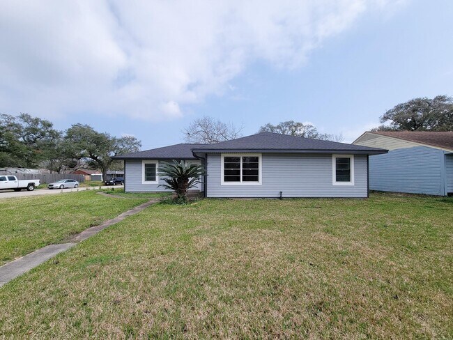 Building Photo - 301 Cypress St