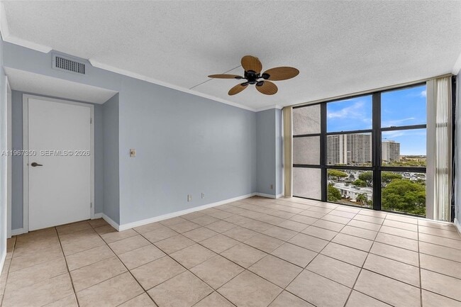 Building Photo - 800 Parkview Dr