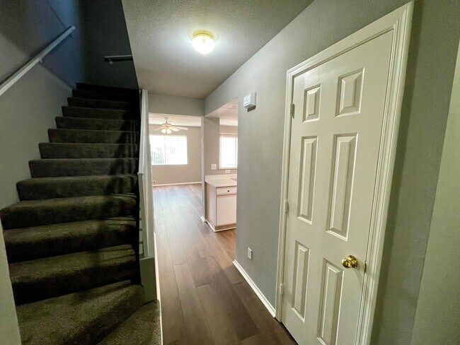 Building Photo - Nice 3 bedroom, 2.5 bathroom home in quiet neighborhood