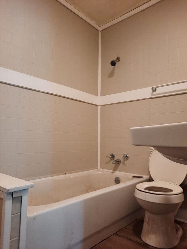 Building Photo - $1195 - 3 bedroom/ 2 bathroom plus bonus r...
