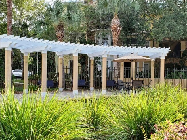 Building Photo - 10213 Courtney Palms Blvd