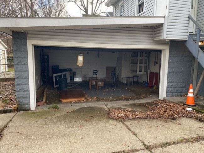 Building Photo - Spacious 5 - Bedroom Home for Lease in Akron