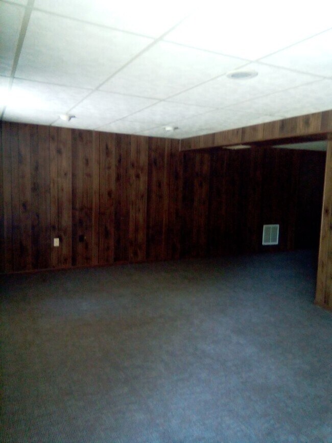 Building Photo - Knoxville 37918 - Beautiful 3 bedroom, 1.5 bath, brick rancher - Call Sharon Arnwine (865) 313-7215