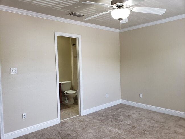 Building Photo - 3 bedroom/ 3 bath town home for rent in Univerity Green's gated community with a pool and renting...