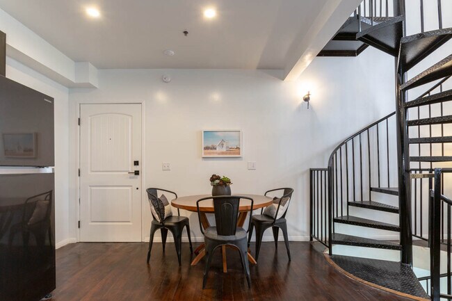 Building Photo - 900 N Hoover St