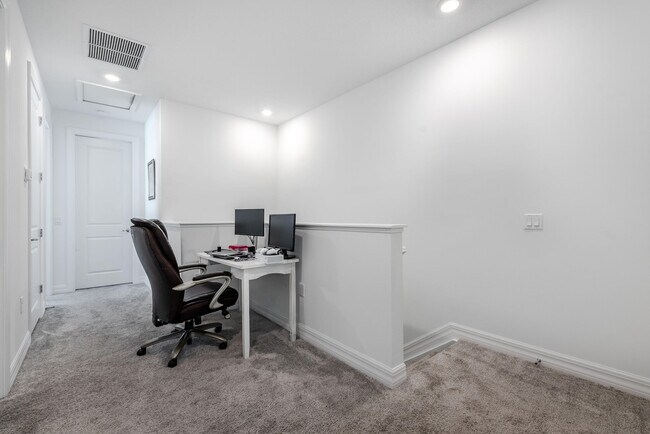 Building Photo - 6082 Carre Wy