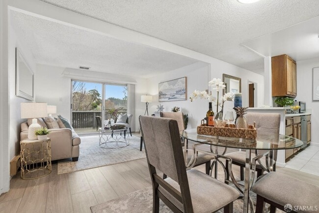 Building Photo - 101 Piccadilly Pl