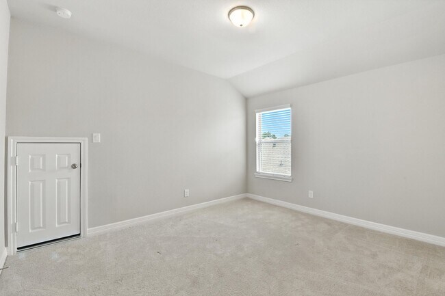Building Photo - Spacious Home with Resort-Style Amenities