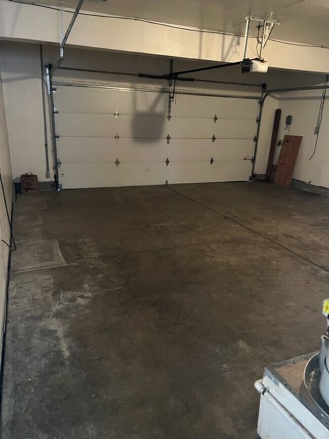 Building Photo - Spacious 4-Bedroom Home in a Quiet Tracy Cul-De-Sac!