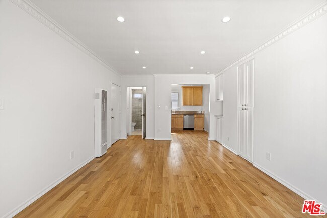 Building Photo - 1233 N Harper Ave