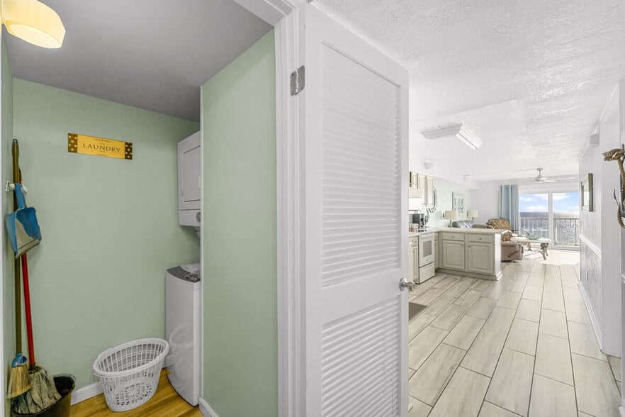 Building Photo - 8743 Thomas Dr