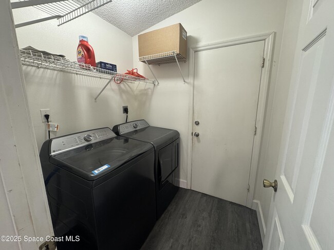 Building Photo - 2425 Bayhill Dr