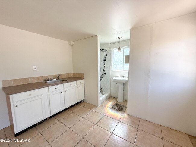 Building Photo - 833 W Tipton Dr