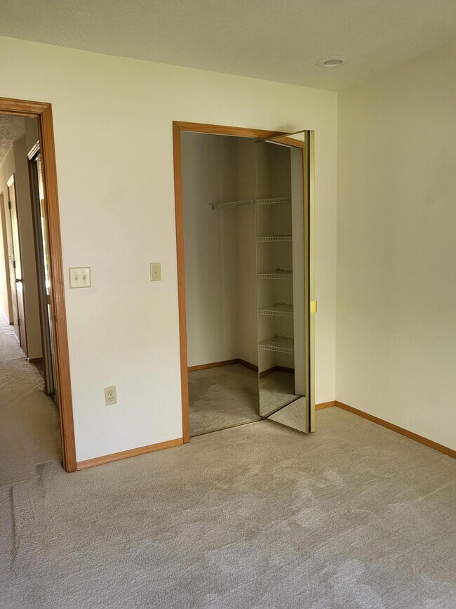 Building Photo - 819 Country Club Dr SE