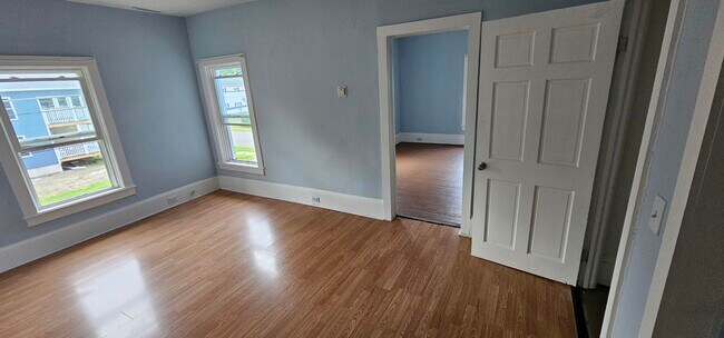 Building Photo - 38 River St