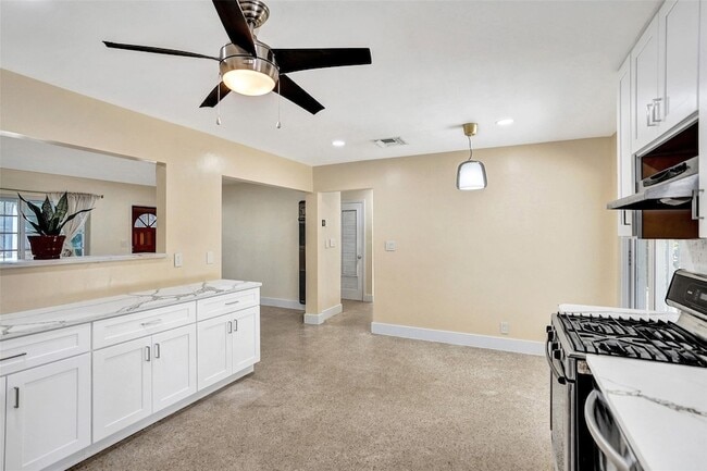 Building Photo - 820 SE 4th Ave