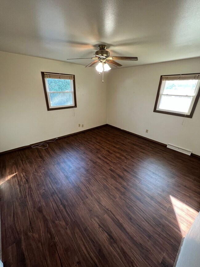 Building Photo - Trafalger Place Duplex