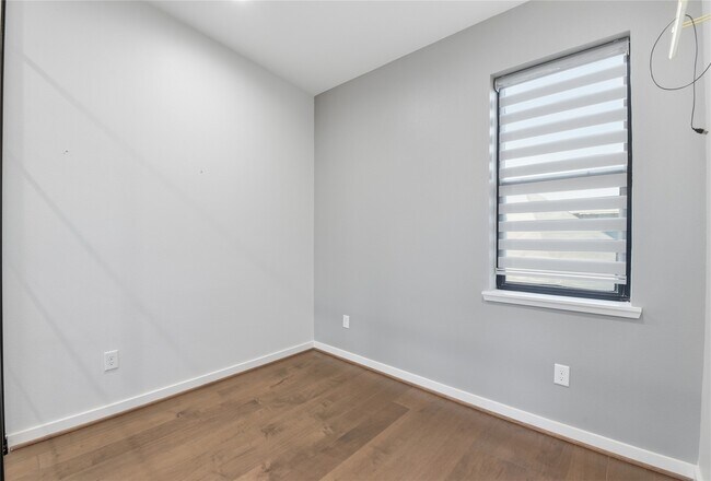 Building Photo - 529 Memorial Heights Dr