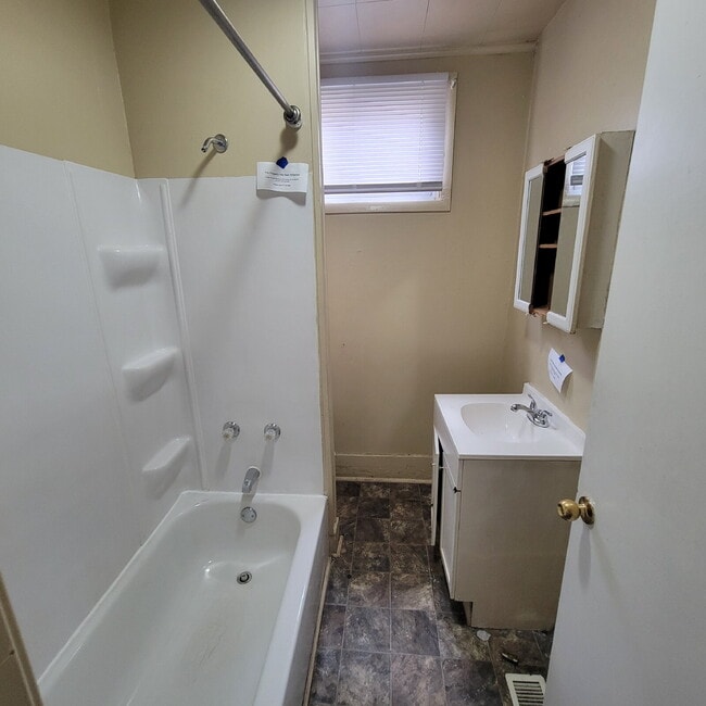 Building Photo - Near Eastside 3BR House!