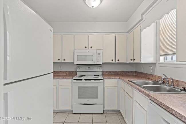 Building Photo - 1530 El Prado Rd