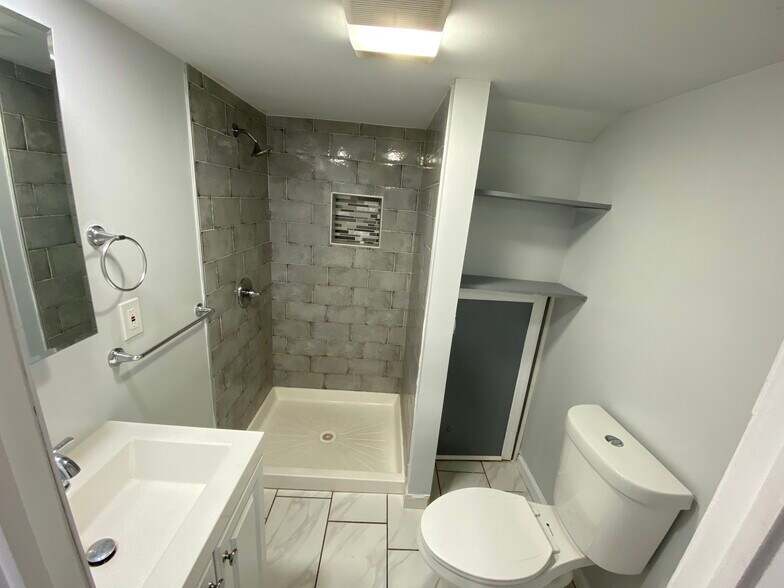 Building Photo - 312 S Spring St