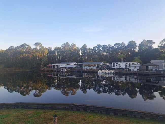 Building Photo - Nicely Redone 1/1 on Center Lake