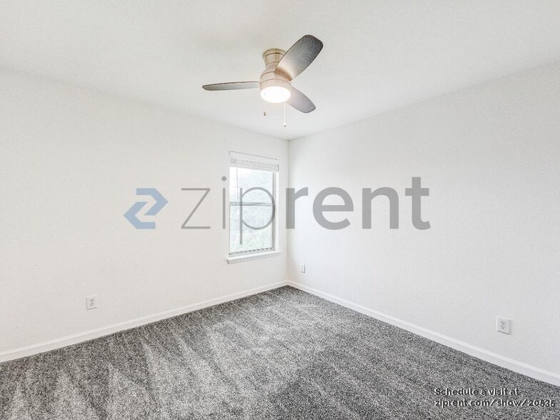 Building Photo - Unit