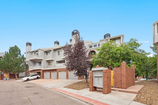 Building Photo - Updated 2-Bedroom Ground-Level Condo – Wat...