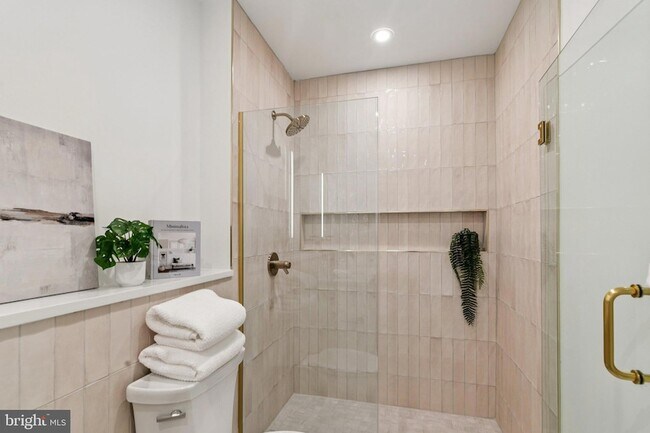 Building Photo - 30 W Allens Ln