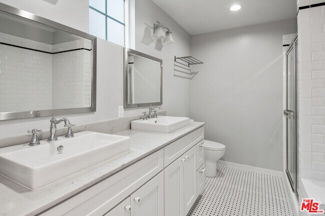 Building Photo - 111 S Harper Ave