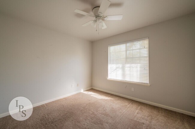 Building Photo - North West Fresno Home, 3BR/2BA, Built 1995 - Lots of Amenities!