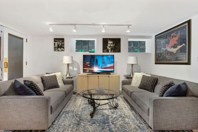 Primary Photo - 1633 N North Park Avenue